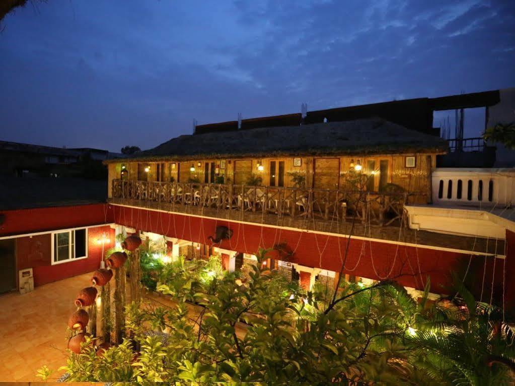Heritage Hotel Лакхнау Экстерьер фото