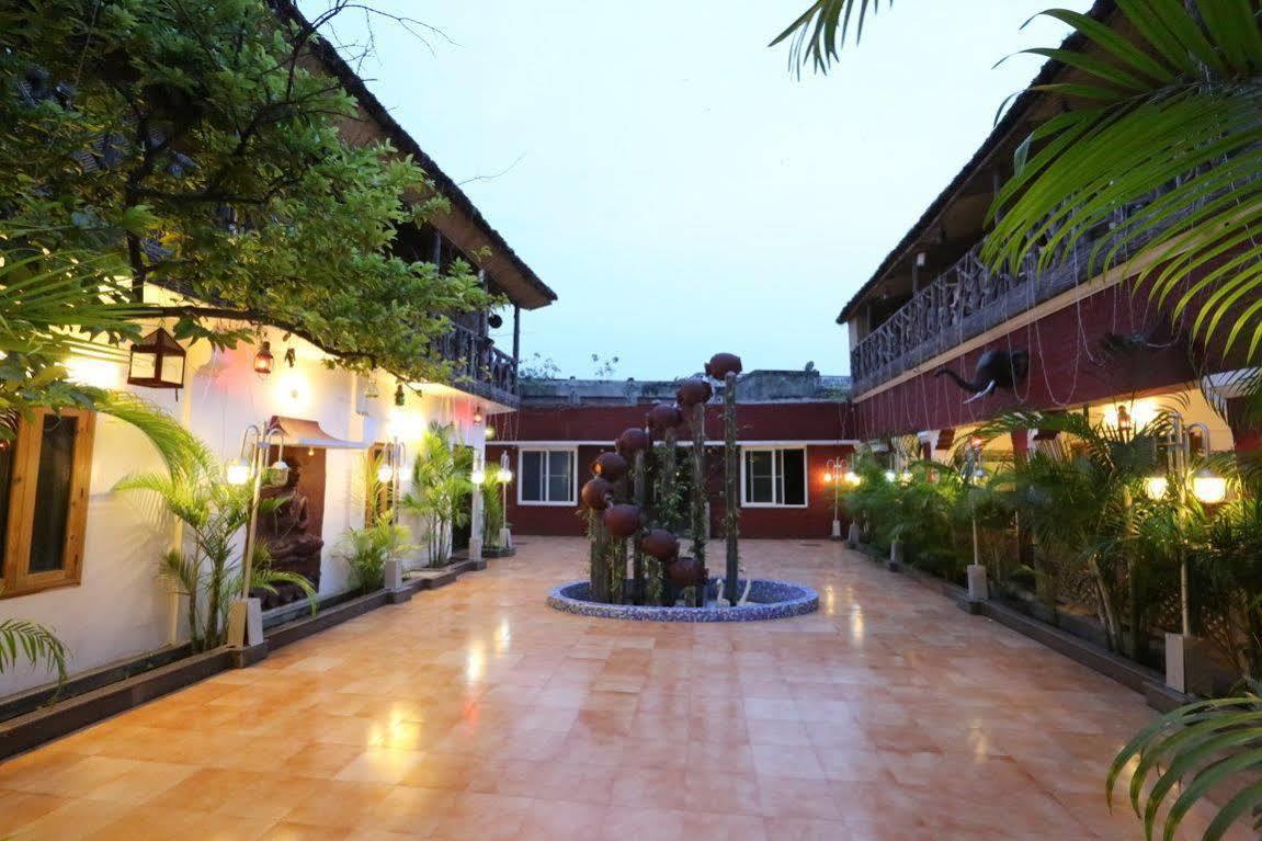 Heritage Hotel Лакхнау Экстерьер фото